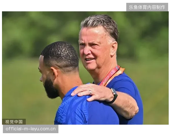 荷兰队是否会延续范加尔留下的4-3-3战术框架，将是新任主教练面临的首要战术抉择